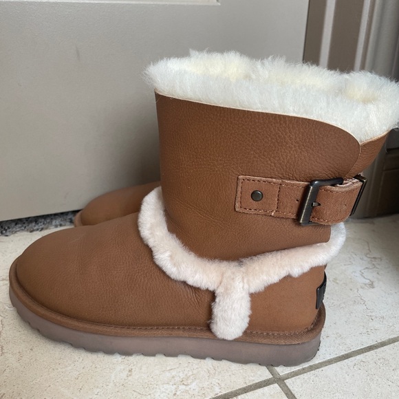 UGG Airehart Boots - Picture 2 of 14
